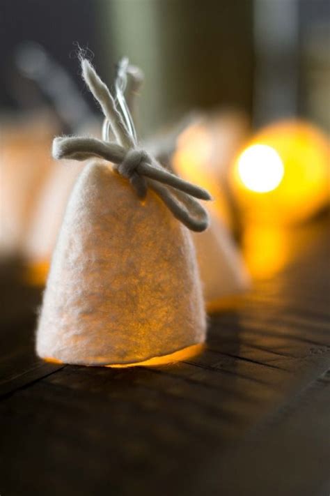 Elle a quarante lampes led, ce qui est parfait pour donner une ambiance chaleureuse à votre pièce. Guirlande LED Lumineuse Blanc Laine Feutrée | Filzen