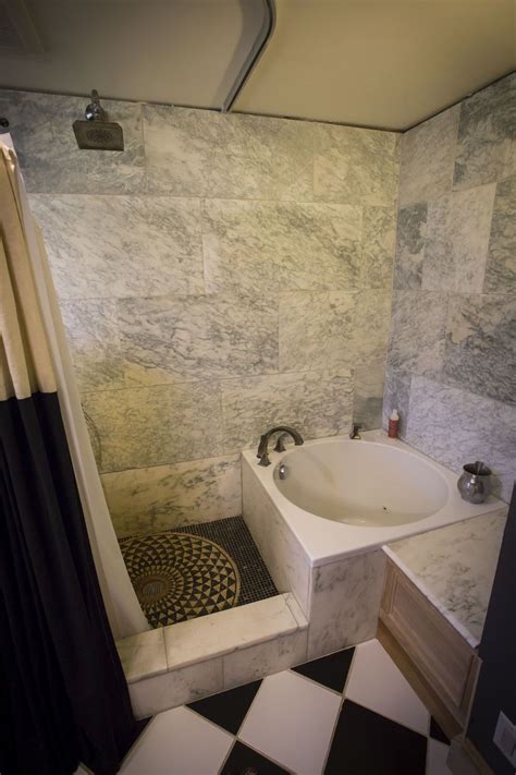 Tubs for small bathrooms can also be shower baths, as they offer two in one functionality and can fit in a corner without much hassle. Pin by Melody Goodnight on Bathrooms | Japanese style ...