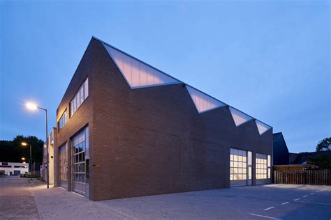Beautiful Industrial Building Based On The Qualities Of The Sawtooth