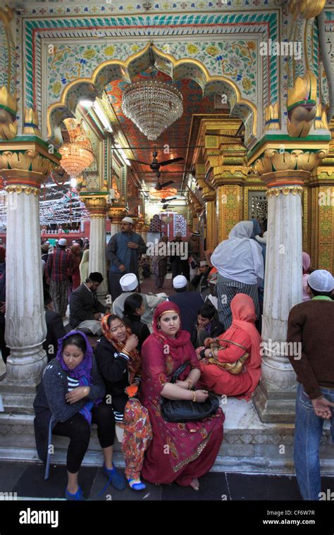 India Delhi Nizamuddin Chisti Muslim Sufi Saint Shrine Dargah