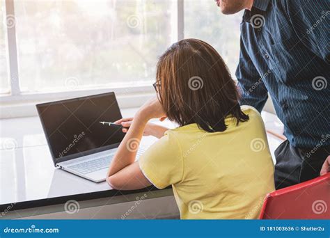 Supervisors Are Coaching Employees In Front Of The Computer And