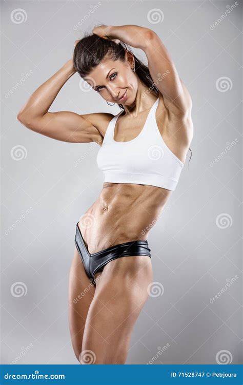 nette sexy eignungsfrau die bauchmuskeln zeigt stockbild bild von mode muskel 71528747