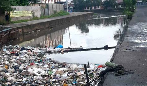 Warga Masih Buang Sampah Di Sungai