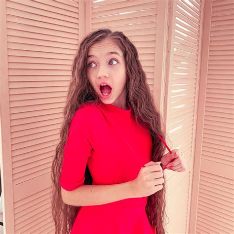 Ukrainian teen model dana taranova modeling, legs and long hair. Sólo Dana Taranova
