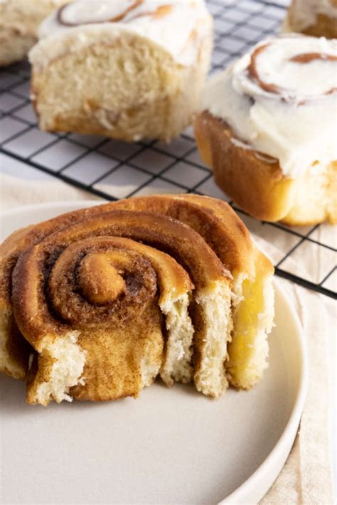 Cinnamon Rolls With Cream Cheese Frosting ⋆ The Dessertivore