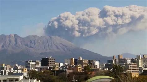 Big Eruption Of Sakurajima Kagoshimas Symbolic Volcano Youtube