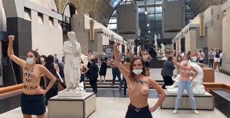 Tette Al Vento Al Mus E D Orsay Le Femen Protestano Contro Il Dress