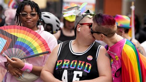 massive crowds pack toronto streets as canada s largest pride parade begins worldnewsera