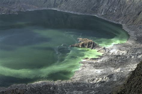 Meteorite Crater Forms Natural Lake Landscape Stock Photo 11 Free Download