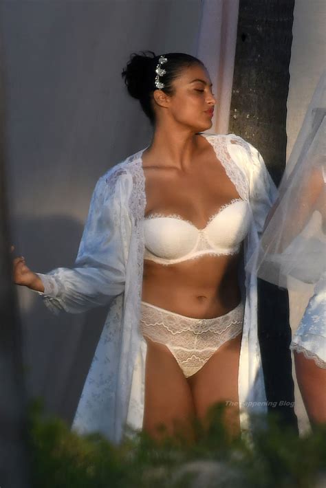 Devyn Garcia pose en lingerie lors d une séance photo de Victoria s