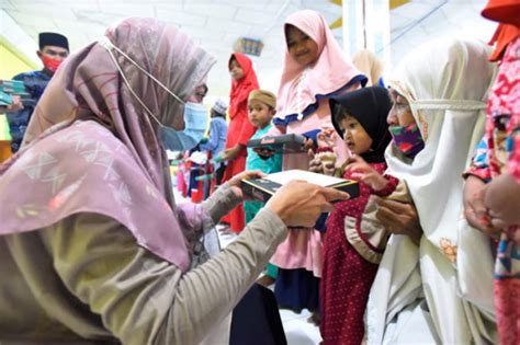 Tempat memberikan santunan anak yatim. Anak Yatim di Desa Cendana Putih Dapat Santunan dari Bupati...