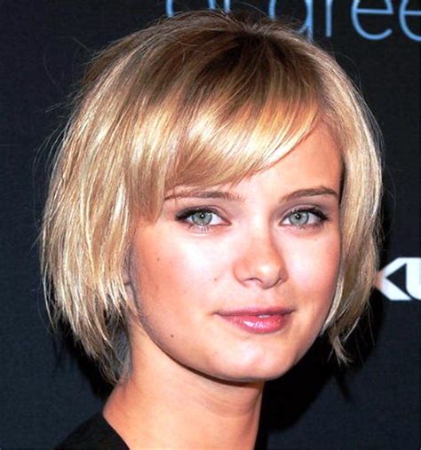 Enhancing the movement of the hair with waves covers the wider shape. short hairstyles for square faces - Google Search | Coupe ...