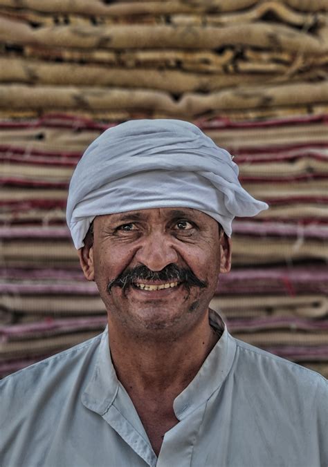 آنآ لي بهالدنيآ أخت توفي الميثآق تعآملني علىآ الطيبه ولآ في يـوم تنسآني تكن الصدق والتقدير تكن الود والآشوآق آعطيهآ الغلآ والحب دآم آنهآ تستآهله إختي هـي نظر عيني ملآذي يـومـ آنـآ آشتآق ولآغيرهـآ ملك قلبي ولآ آهوى غيرهآ ثآني. صور مضحكة عن تعامل الام مع ابنها بحنيه وتعامل الاب مع ابنه ...