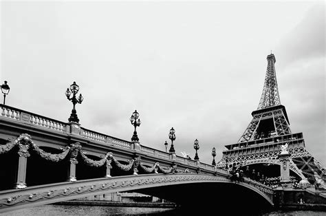 Wählen sie aus einer vielzahl ähnlicher szenen aus. Bridge Crossing River Seine To Eiffel Photograph by Ehstock