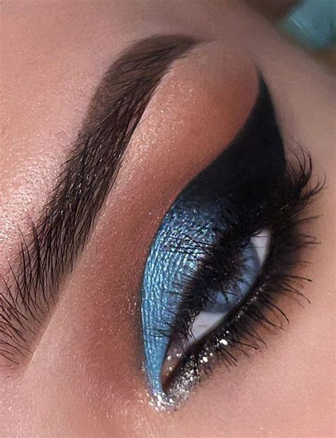 Best Bright Eyeshadow Looks Shimmery Blue Makeup Look
