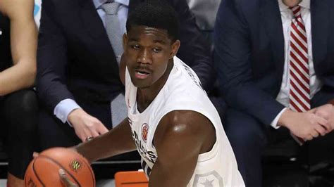 Deandre ayton played just 25 minutes in tuesday's win over the lakers, finishing with 17 points ayton's minutes dipped a bit on tuesday, not because of what he didn't do but rather what dario. DeAndre Ayton - Go-to-Guys.de | NBA, Podcast und Draft ...