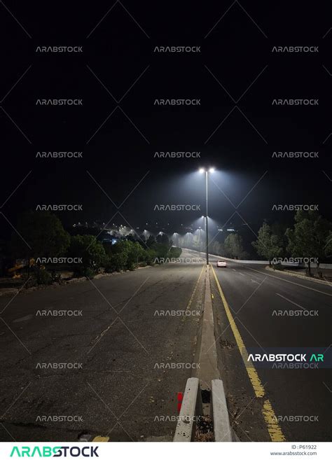 صورة لطريق طويل في مدينة الطائف بالمملكة العربية السعودية في وضع الليل