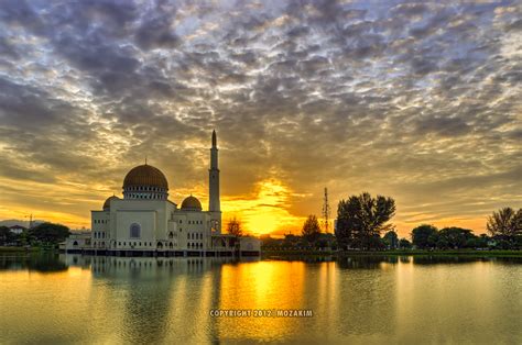 La distancia entre la mezquita y la meca es 8673,44 km noroeste. Here I Come !! | Masjid As Salam, Puchong Perdana ...