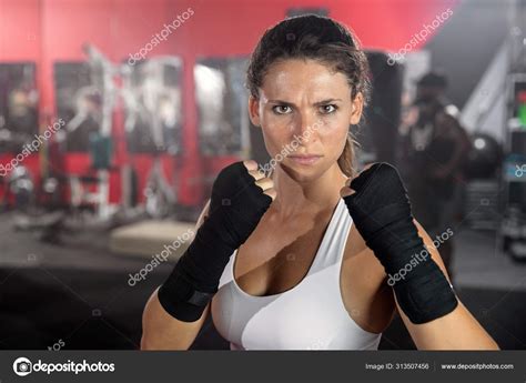 Hermosa Luchadora Fuerte Poderosa Entrenadora Autodefensa Posando Para