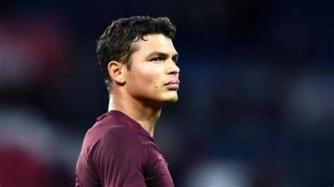 The defender went down late in the first half and lay on the turf until he was escorted off. Thiago Silva nu mai e dorit la PSG. Parizienii îl vor pe ...