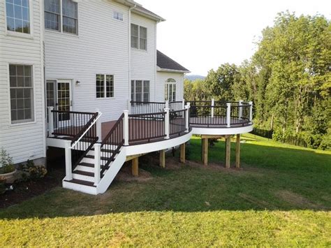 Learn how to install trex's signature aluminum deck railing for a personalized, stylish finishing touch for your outdoor deck. Trex Deck With Vintage Lantern & White Rail with Black ...