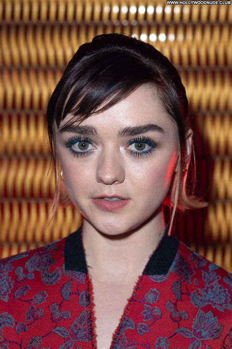 Fashion Show Maisie Williams Paparazzi Babe Celebrity Posing Hot Beautiful