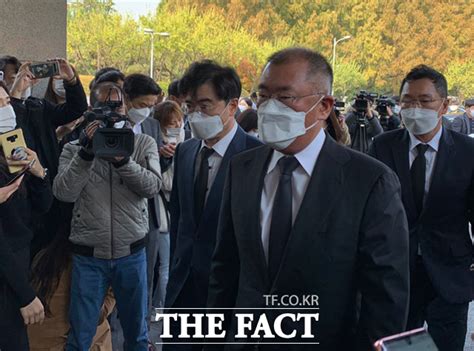 ▶송태희 / 앵커국내 외 사정이 가장 어려울 때 현대차 그룹은 정의선 회장 체제로 변화를 공식화했습니다. 이건희 회장 별세 "국민 자존심 높인 재계 거인" 정의선 등 각계 ...