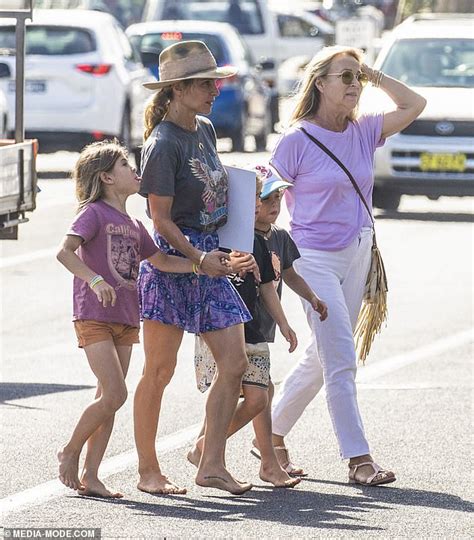 Official twitter of elsa pataky. Elsa Pataky stuns as she steps out makeup free with her ...