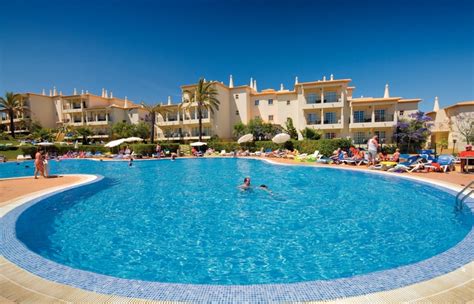 5 o município é limitado a oeste e noroeste pelo município de silves, a nordeste e leste por loulé e a sul tem uma ampla. Clube Humbria, Albufeira | Purple Travel