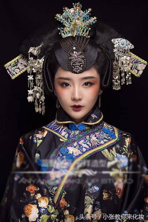 【又名】後宮·如懿傳 【導演】汪俊 【主演】周迅 / 霍建華 / 張鈞甯 / 李純 / 董潔 / 童瑤. 古裝造型分享 黑色吉服為主題從服飾到頭飾美不勝收 - 每日頭條