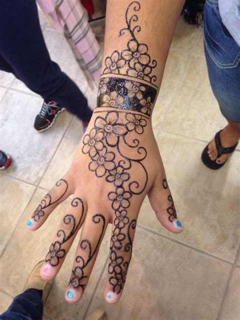 There are different designs and patterns that can be intricately displayed on a woman's hand. Pin by Charlie's Body Jewelry, Airbru on Henna | Henna ...