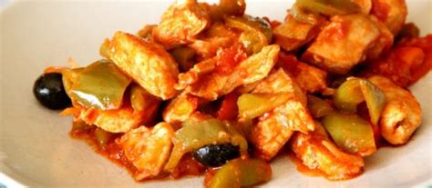 Versate nella padella anche i peperoni e le olive denocciolate. Coelsanus - Ricetta - Spezzatino di pollo chili e peperoni