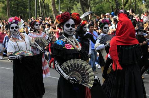 Celebran El Día De Muertos En La Ciudad De México