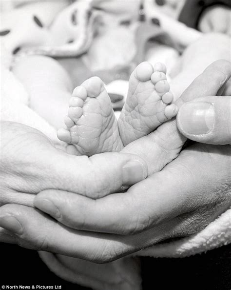 Mother posed for heartrending photo shoot with baby who passed away