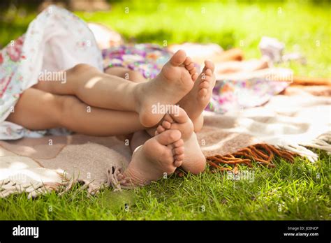 Outdoor Foto Von Zwei Mädchen Füße Auf Dem Rasen Liegen Und Spaß