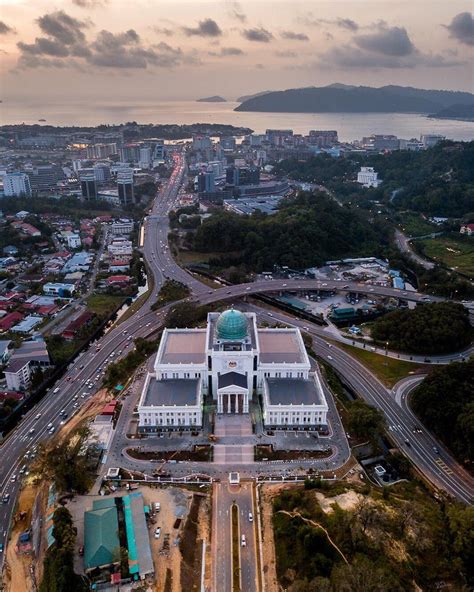 Mahkamah tinggi kota kinabalu mula mendengar untuk menentukan sama ada keputusan yang dipertua negeri sabah membubarkan dewan undangan negeri (dun) pada 30. BKI on Twitter: "Pemandangan atas Bandaraya Kota Kinabalu ...