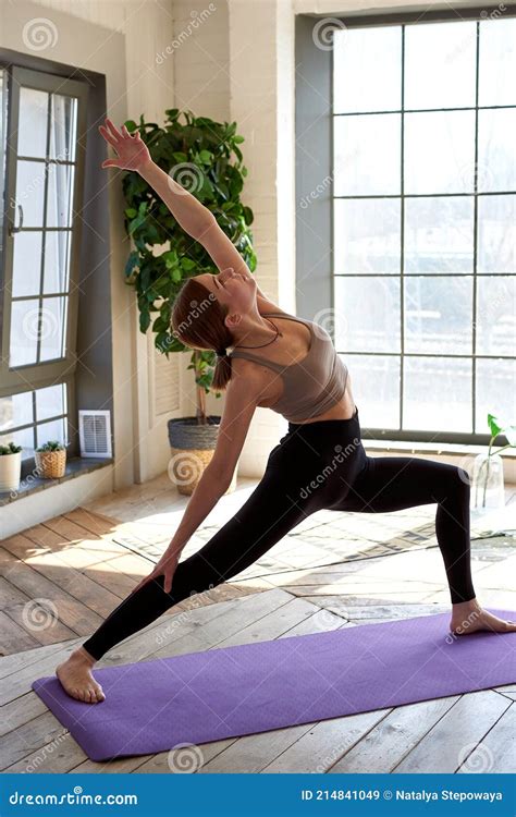 Hermosa Chica Practicando Yoga En Casa Haciendo Varias Asanas Imagen De