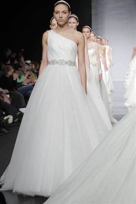 Una collezione senza tempo, che punta tutto sui dettagli: abiti da sposa rosa clara