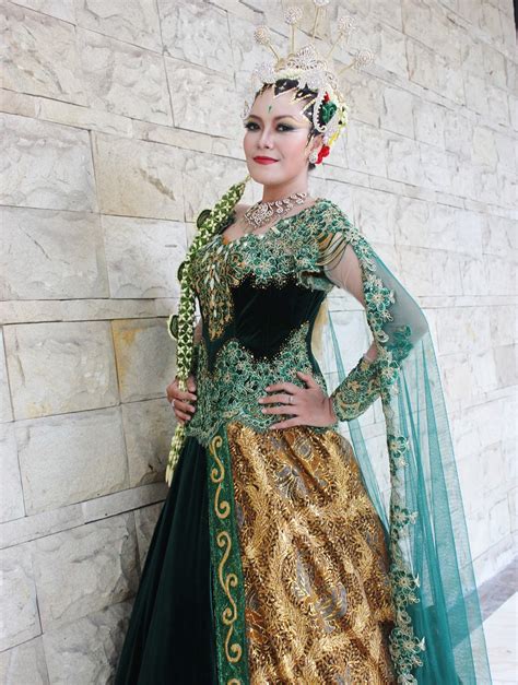 Tata rias pengantin gaya solo / add comment edit paes sanggul sasak yogya pengantin paes ageng yogyakarta sanggul mudah tanpa sasak untuk rambut pendek. Paes Sanggul Sasak Yogya / Rias Pengantin Jawa Sarat Makna ...