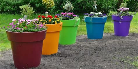 De La Couleur Avec Les Pots De Fleurs Et Jardinières En Plastique Design