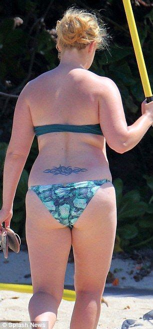 Hawaiian Holiday The Comedy Central Star Displayed Her Curvaceous Figure In A Bandeau Bikini