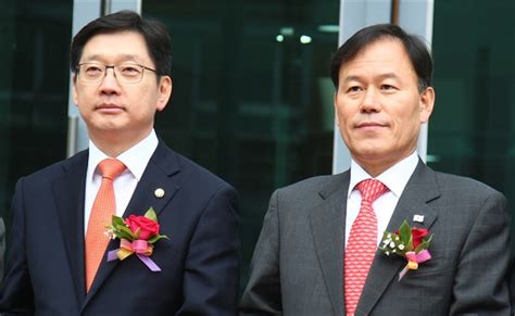 더불어민주당 김경수 국회의원과 자유한국당 윤한홍 국회의 오마이포토