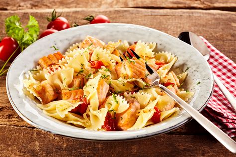 300 g di paccheri 100 g di asparagi 100 g di salmone affumicato 90 ml di panna da cucina o formaggio spalmabile tipo philadelphia 1 cipolla un rametto di. Pasta al salmone - primo a base di pesce, semplice ma saporito