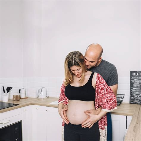 Femme Enceinte Et Mari Dans La Cuisine Photo Gratuite