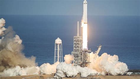 萬眾矚目 Space X發射最強火箭 將跑車送上太空 獵鷹重型火箭 Spacex 馬斯克 新唐人中文電視台在線