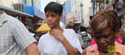 Full Sized Photo Of Rihanna Holiday Shopping In Barbados 05 Photo