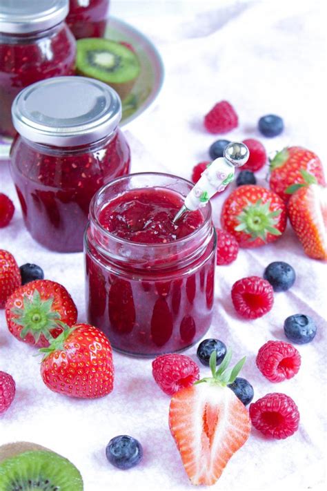 (0 bewertungen, 0,00 von 5 ) nur registrierte benutzer dürfen quark und sahne zu einer homogenen masse verrühren. Sommerglück | Erdbeer- Himbeer-Kiwi Konfitüre | Konfitüre ...