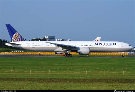 N2333u United Airlines Boeing 777 322er Photo By Yuif Id 772874