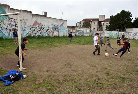 Imagen de niños jugando futbol en el barrio. Imagen De Niños Jugando Futbol En El Barrio - Culmino El ...