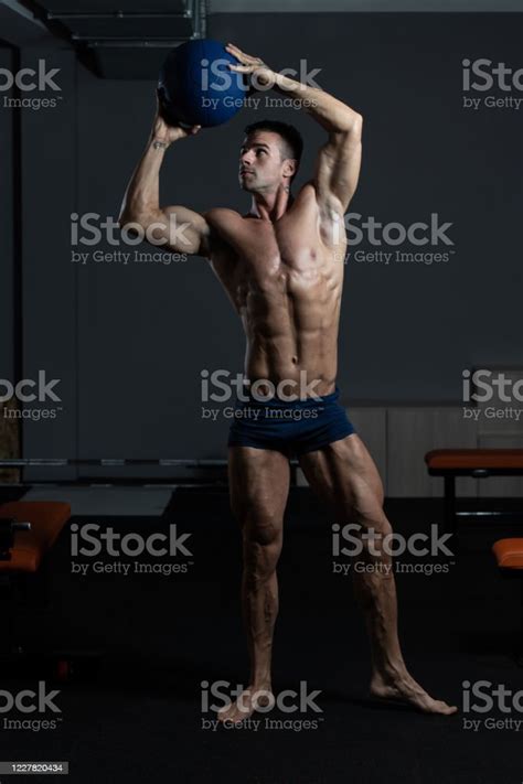Photo Libre De Droit De Muscle Bodybuilder Flexing Muscles With